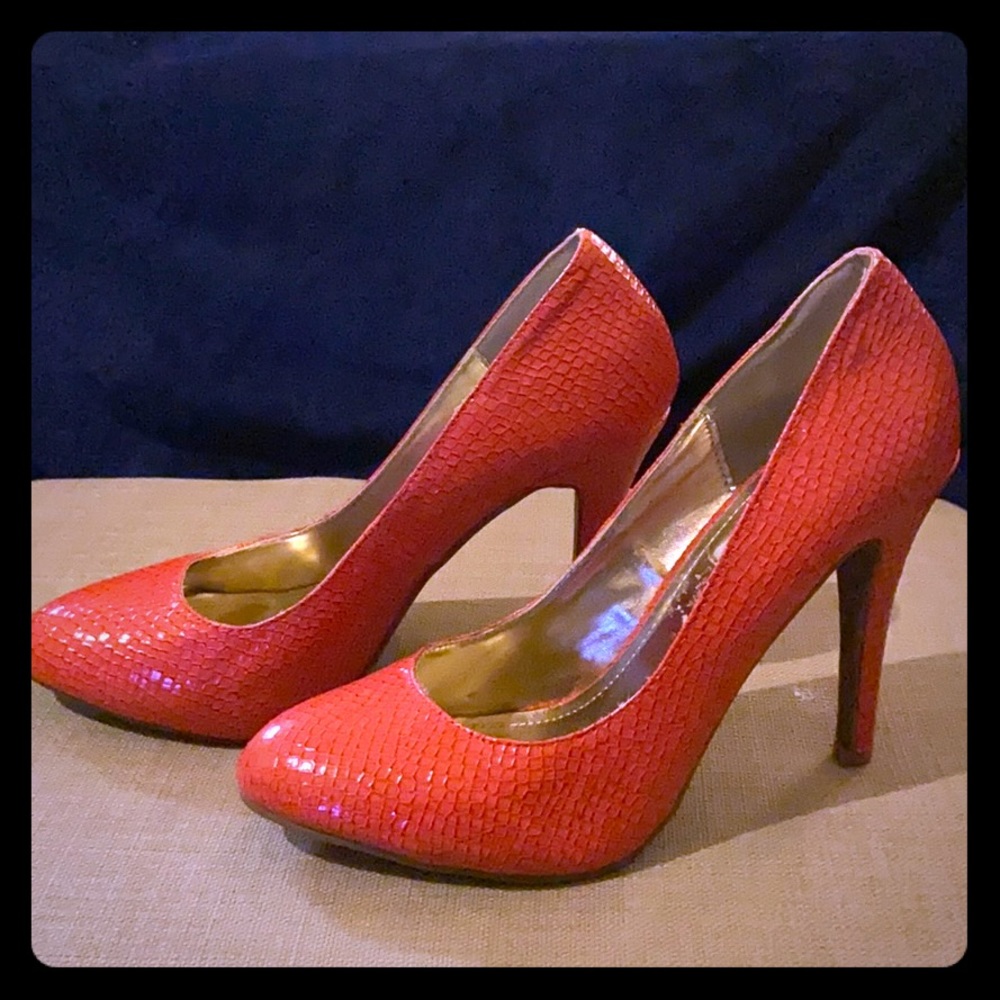Peach Steve Madden heels (Marching bag available)